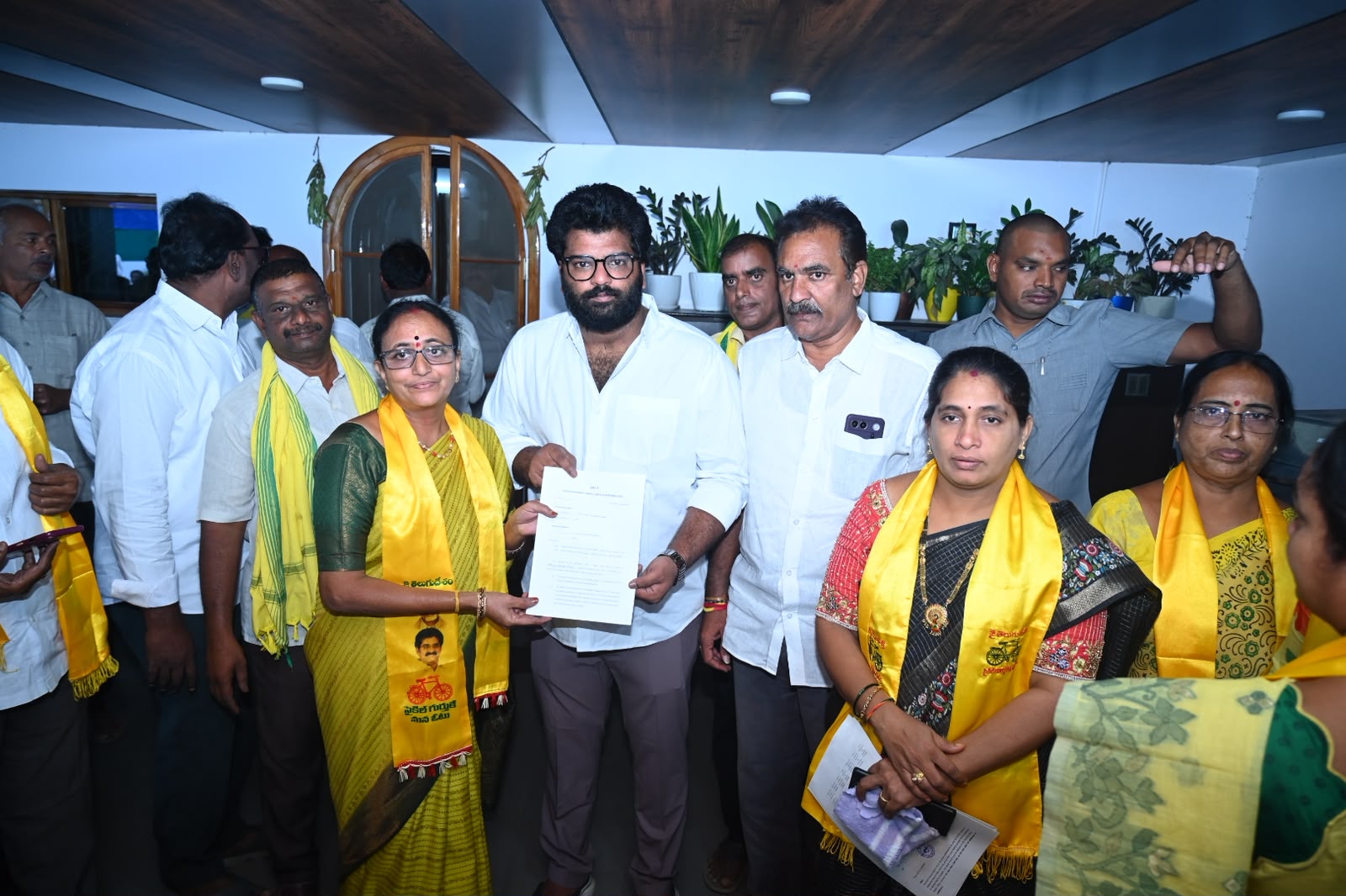 జెడ్పీటీసీ, ఎంపీటీసీ అభ్యర్థులకు బి-ఫారాలు అందజేసిన ఎమ్మెల్యే నల్లమిల్లి