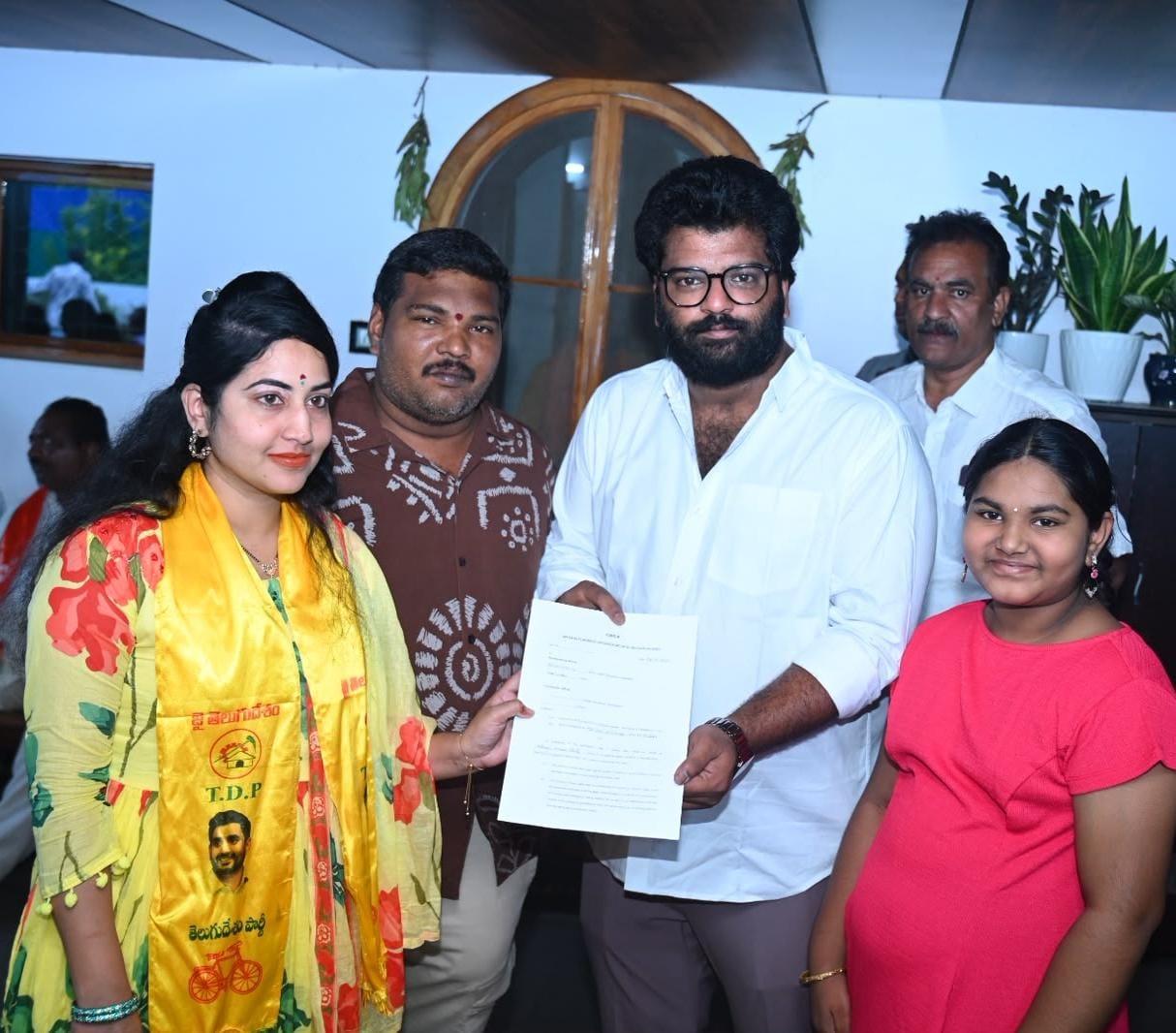 జెడ్పీటీసీ, ఎంపీటీసీ అభ్యర్థులకు బి-ఫారాలు అందజేసిన ఎమ్మెల్యే నల్లమిల్లి
