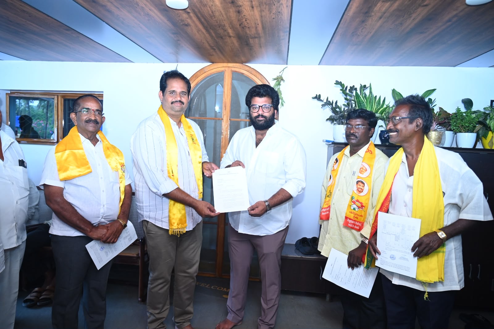 జెడ్పీటీసీ, ఎంపీటీసీ అభ్యర్థులకు బి-ఫారాలు అందజేసిన ఎమ్మెల్యే నల్లమిల్లి