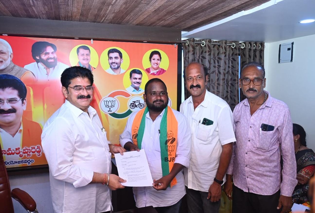 జెడ్పీటీసీ, ఎంపీటీసీ అభ్యర్థులకు బి-ఫారాలు అందజేసిన ఎమ్మెల్యే నల్లమిల్లి