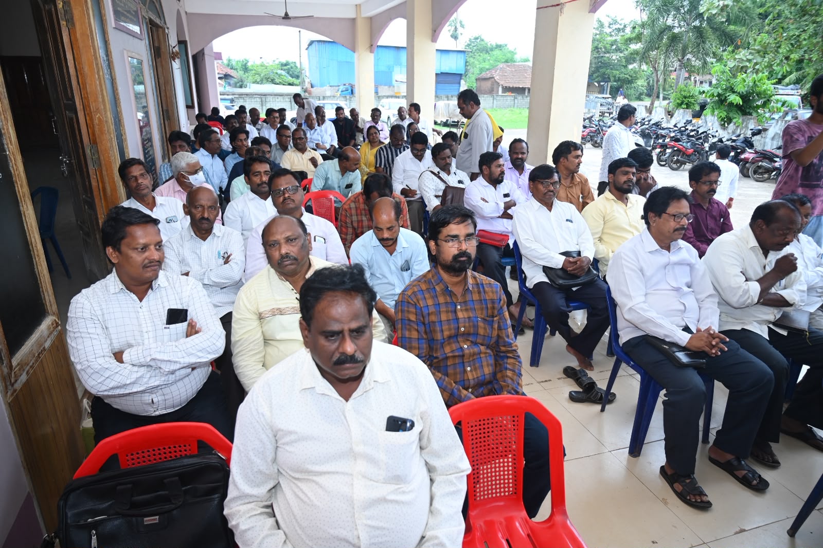 పెదపూడి పాస్టర్స్ ఫెలోషిప్ సభ్యులతో ఎమ్మెల్యే నల్లమిల్లి సమావేశం