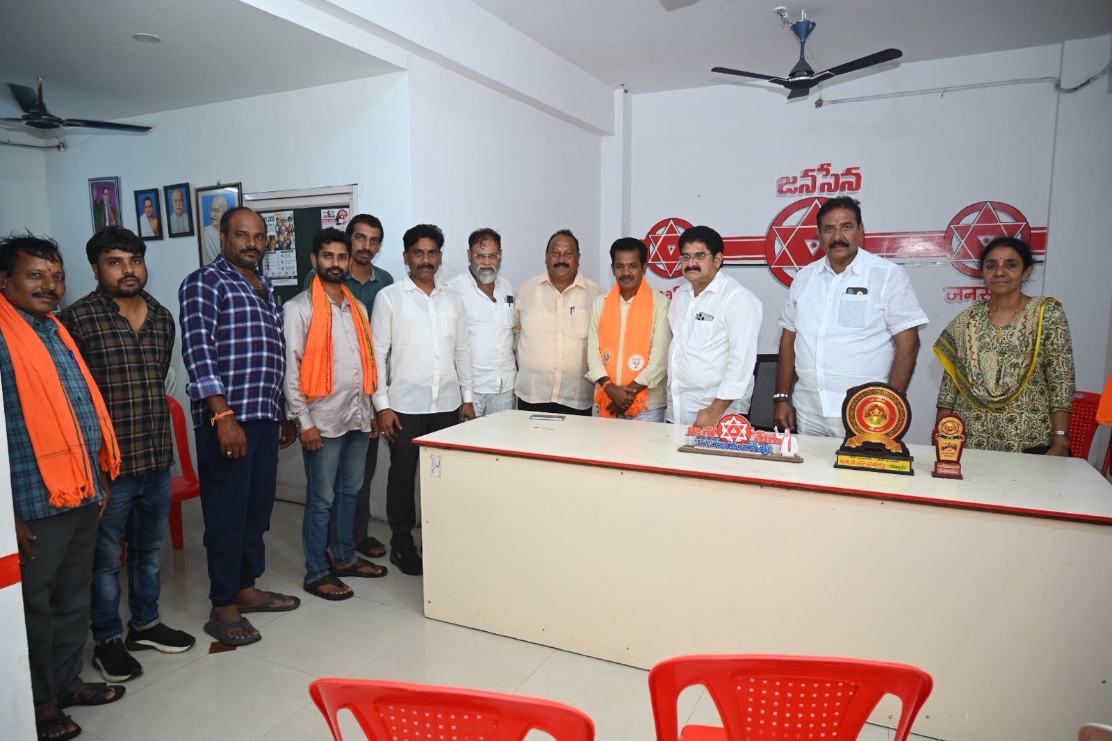 కొవ్వూరు జెడ్పీటీసీ అభ్యర్థి పెరుగు పోతురాజు మర్యాదపూర్వక భేటీ