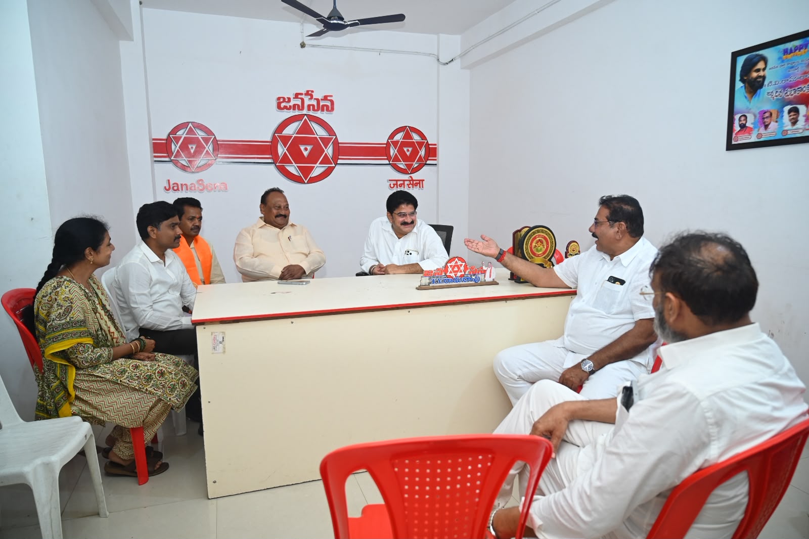 కొవ్వూరు జెడ్పీటీసీ అభ్యర్థి పెరుగు పోతురాజు మర్యాదపూర్వక భేటీ