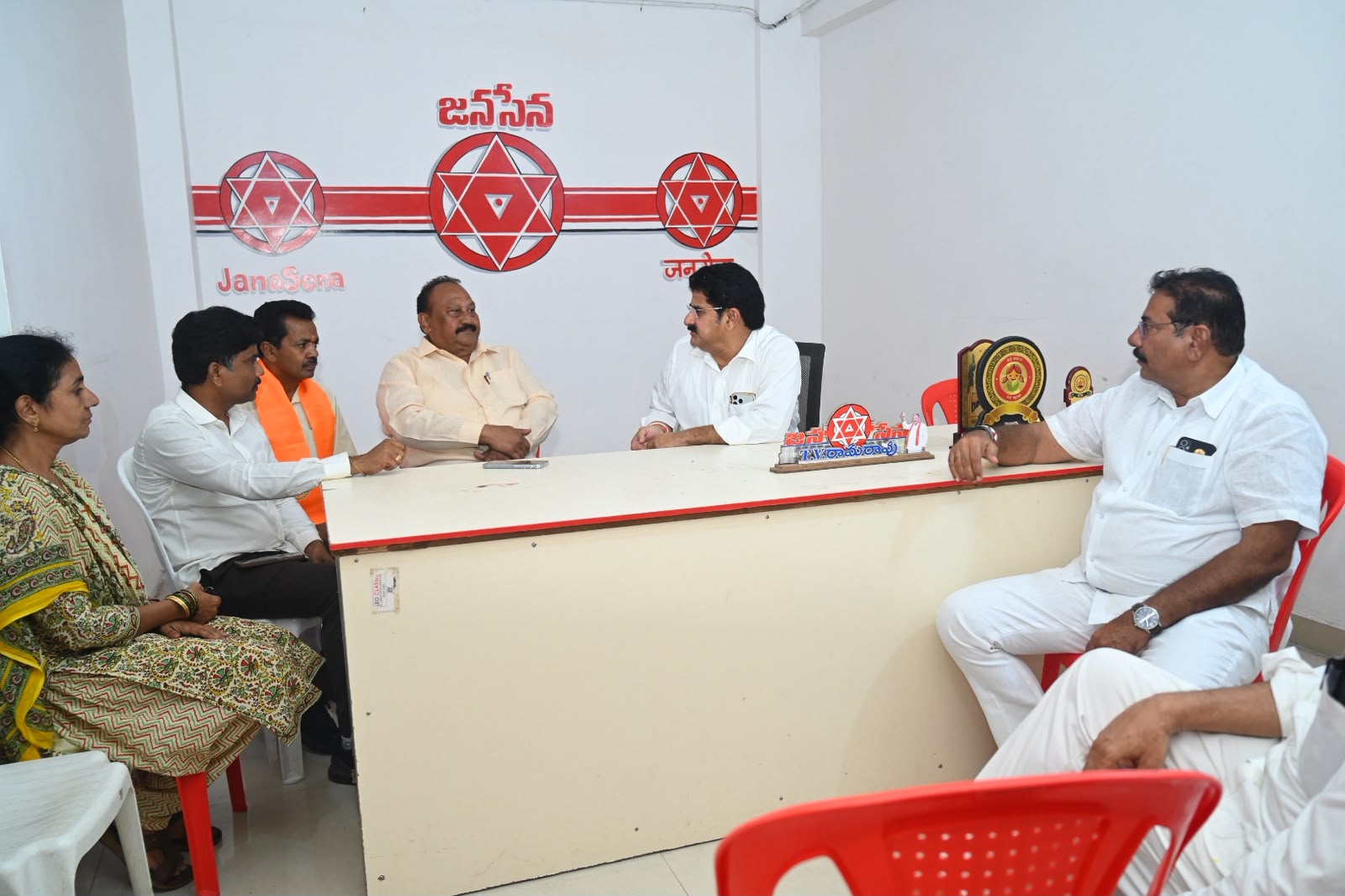కొవ్వూరు జెడ్పీటీసీ అభ్యర్థి పెరుగు పోతురాజు మర్యాదపూర్వక భేటీ