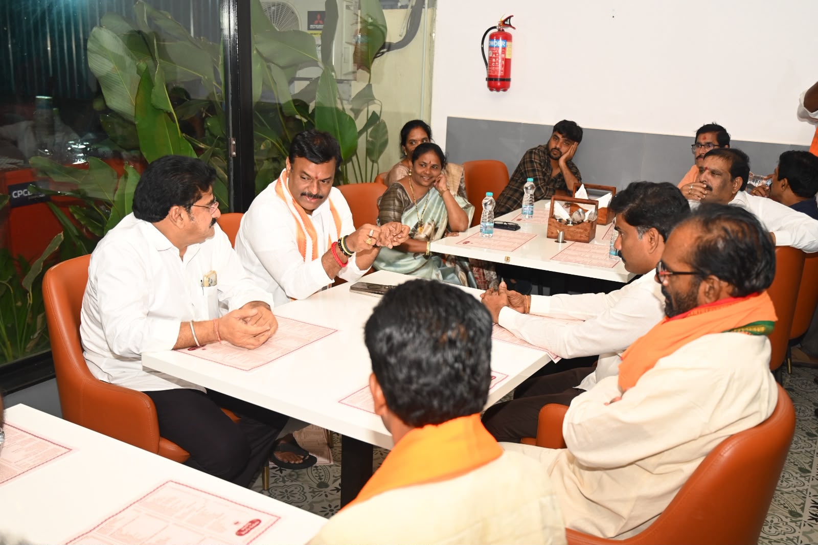 బీజేపీ రాష్ట్ర అధ్యక్షుడు మాధవ్‌తో ఎమ్మెల్యే నల్లమిల్లి భేటీ