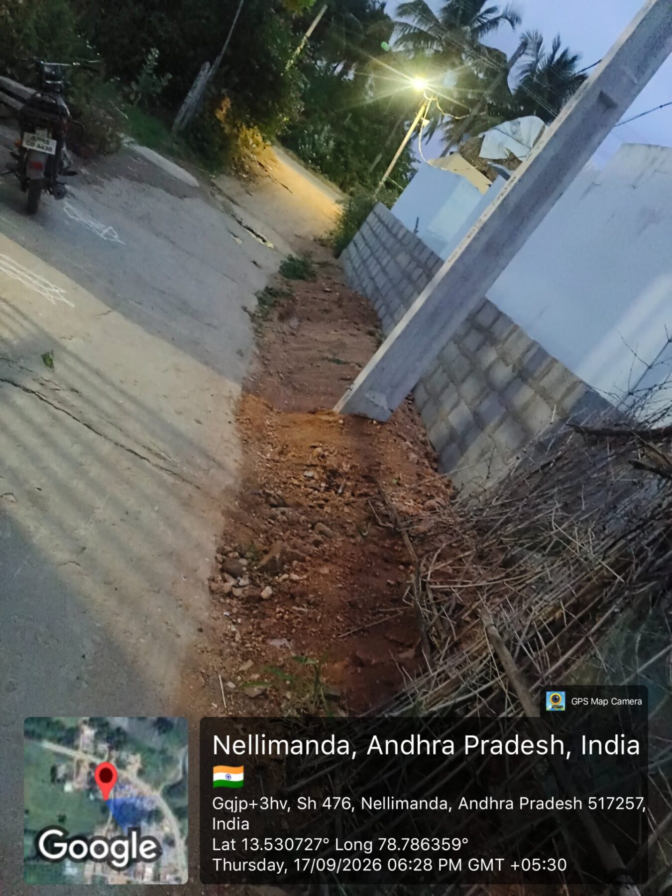 నెల్లిమందలో అస్తవ్యస్తంగా పారిశుధ్యం: రోడ్ల పక్కనే ముళ్లకంచెలు, పిచ్చిమొక్కలు