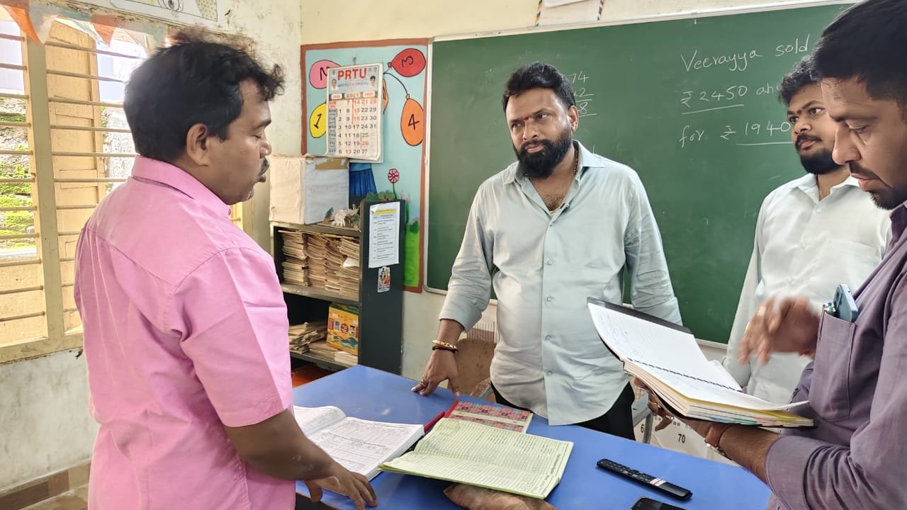 కొండపల్లి మున్సిపాలిటీలో ఎన్టీఆర్ భరోసా పెన్షన్ కార్యక్రమం నిర్వహించడం జరిగింది అక్కల గాంధీ