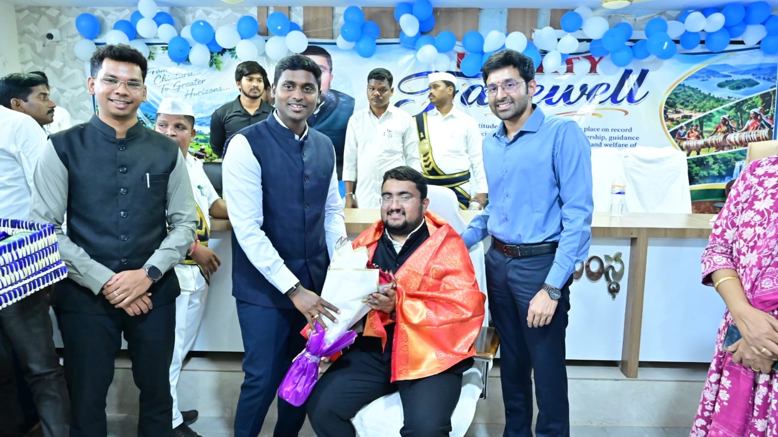 _పశ్చిమ ఇబ్రహీంపట్నం గార్వీ షరీఫ్ పండుగ వేడుకల్లో పాల్గొన్న ఇబ్రహీంపట్నం సర్కిల్ ఇన్స్పెక్టర్ సుబ్రహ్మణ్యం_ _సిఐ సుబ్రహ్మణ్యం కు ముస్లిం పెద్దల సత్కారం_ ఇబ్రహీంపట్నం, పశ్చిమ ఇబ్రహీంపట్నం గార్వీ షరీఫ్ పండుగ వేడుకల్లో ఇబ్రహీంపట్నం సర్కిల్ ఇన్స్పెక్టర్ సుబ్రహ్మణ్యం పాల్గొన్నారు… ఈ సందర్భంగా ముస్లిం పెద్దలు సీఐ ను ఘనంగా సత్కరించారు. ఈ సందర్భంగా సిఐ మాట్లాడుతూ గార్వీ షరీఫ్ పండగ సందర్భంగా మతసామరస్యానికి వేదికగా అన్నదాన కార్యక్రమంలో కుల మతాలకు అతీతంగా అందరూ పాల్గొనడం సంతోషకరమన్నారు.