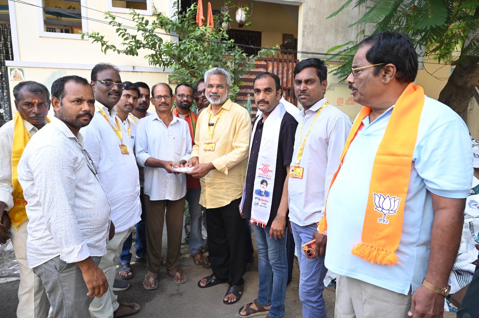 *పేదల సంక్షేమమే ప్రభుత్వ లక్ష్యం* *ప్రజల వద్దకే పెన్షన్లు.. సమస్యల పరిష్కారానికి* *‘మినీ ప్రభుత్వం మీ వద్దకే’* *అర్హులందరికీ సంక్షేమ ఫలాలు అందేలా చర్యలు* : *ఎమ్మెల్యే కొండబాబు*