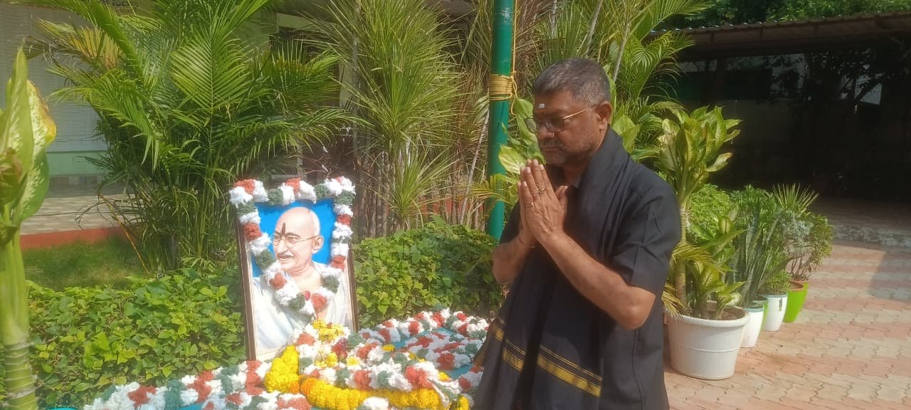ముఖ్యమంత్రి చేతుల మీదుగా అవార్డు అందించటం జరిగింది