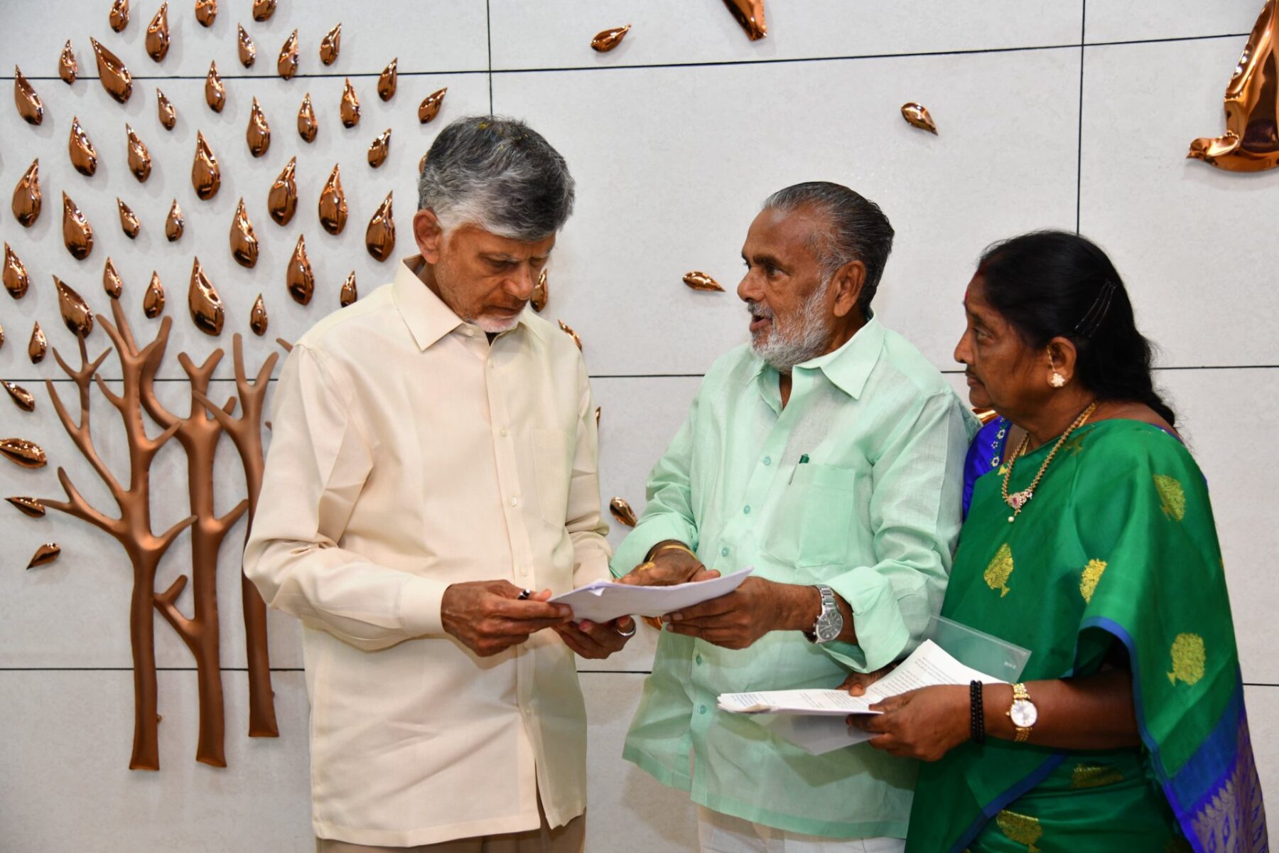 సీఎంను కలిసిన పిల్లి దంపతులు నియోజకవర్గ సమస్యలపై వినతి.. వైద్యసాయం, సీఎంఆర్‌ఎఫ్‌ నిధులకు సానుకూల స్పందన