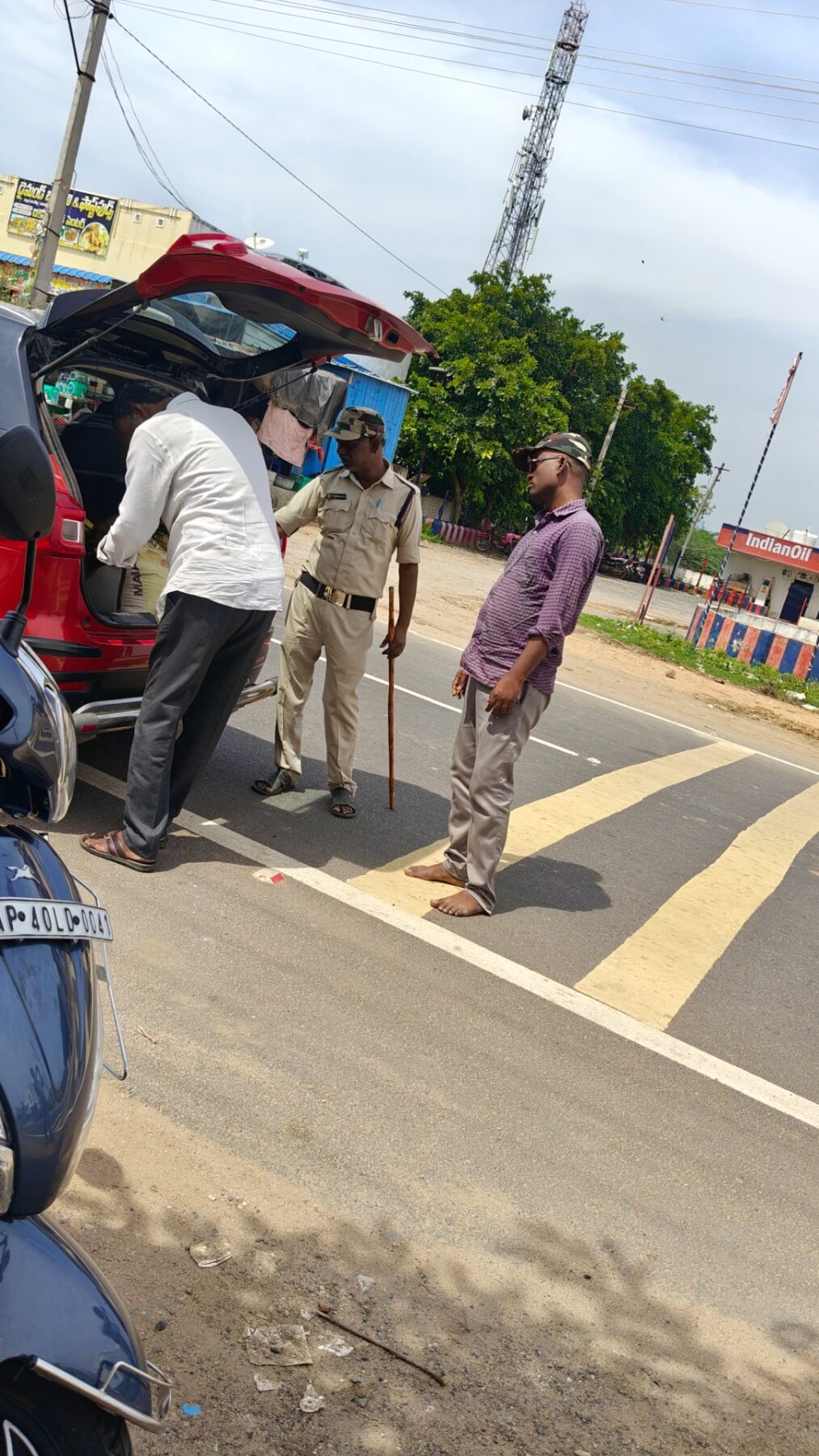 నందిపాడు హైవేపై వాహనాల తనిఖీలు ఎన్నికల కోడ్ నేపథ్యంలో రెవెన్యూ, పోలీస్ సిబ్బంది విస్తృత తనిఖీలు