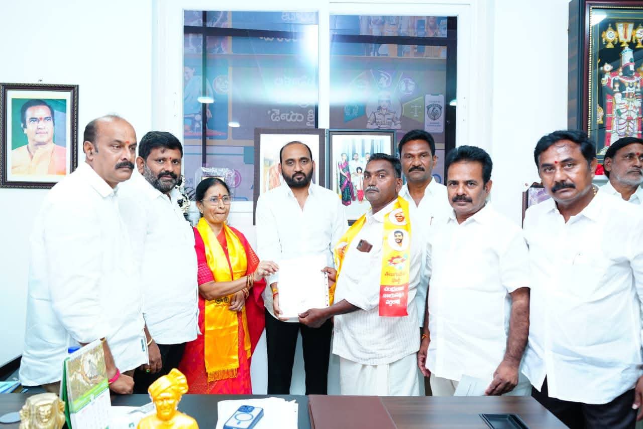 నందిపాడు ఎంపీటీసీ అభ్యర్థిగా శ్రీకుర్తి లక్ష్మీనారాయణకు పార్టీ బీఫాం అందజేత
