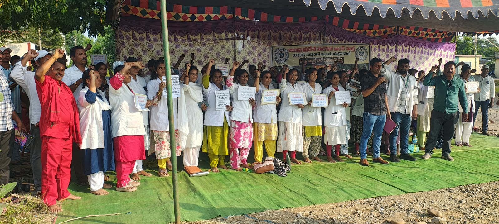 కాంట్రాక్ట్ ఉద్యోగుల న్యాయమైన డిమాండ్లకు ప్రజా సంఘాల మద్దతు ప్రభుత్వం కాంట్రాక్ట్ ఉద్యోగుల సమస్యలను పరిష్కరి