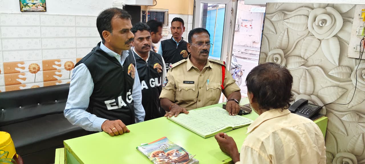 🦅 ఈగల్– 2 టౌన్ పోలీసుల సంయుక్తంగా లాడ్జీల తనిఖీలు