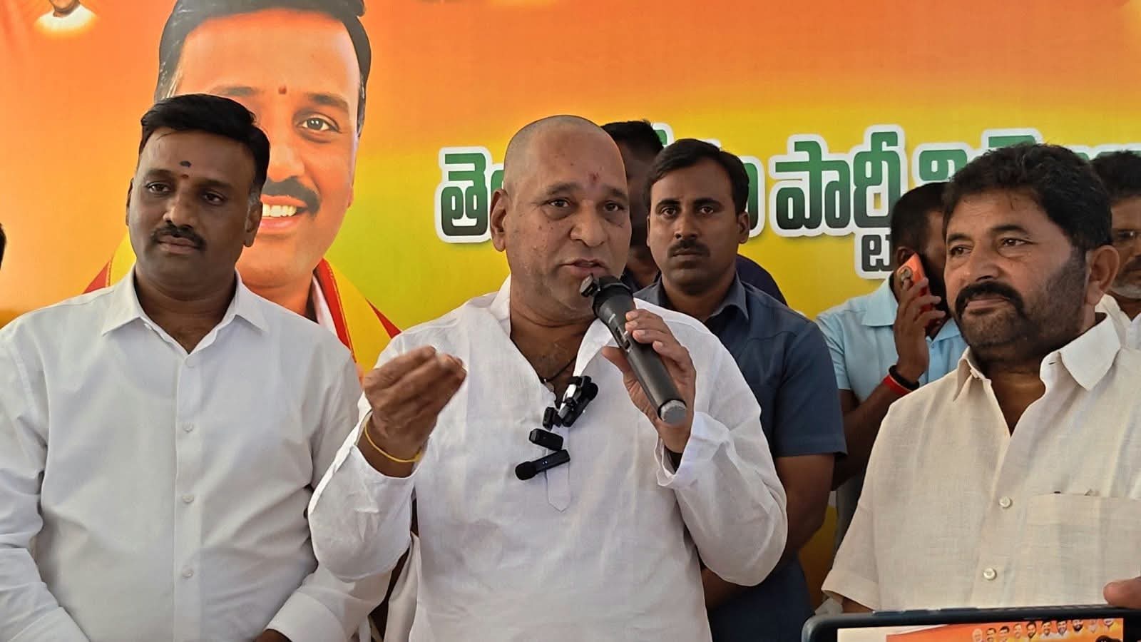 పుంగనూరులో వైకాపాకు భారీ షాక్: టీడీపీలో చేరిన నెక్కుంది పంచాయతీ గ్రామస్థులు