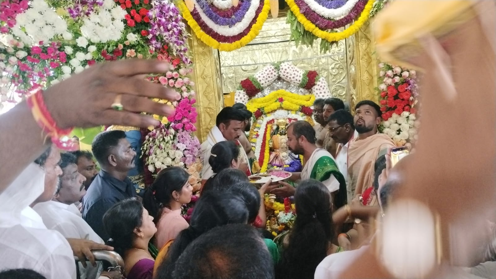 బోయకొండ గంగమ్మ తల్లికి పట్టువస్త్రాలు సమర్పించిన టీడీపీ ఇన్‌ఛార్జ్ వై. మధుసూదన్ నాయుడు
