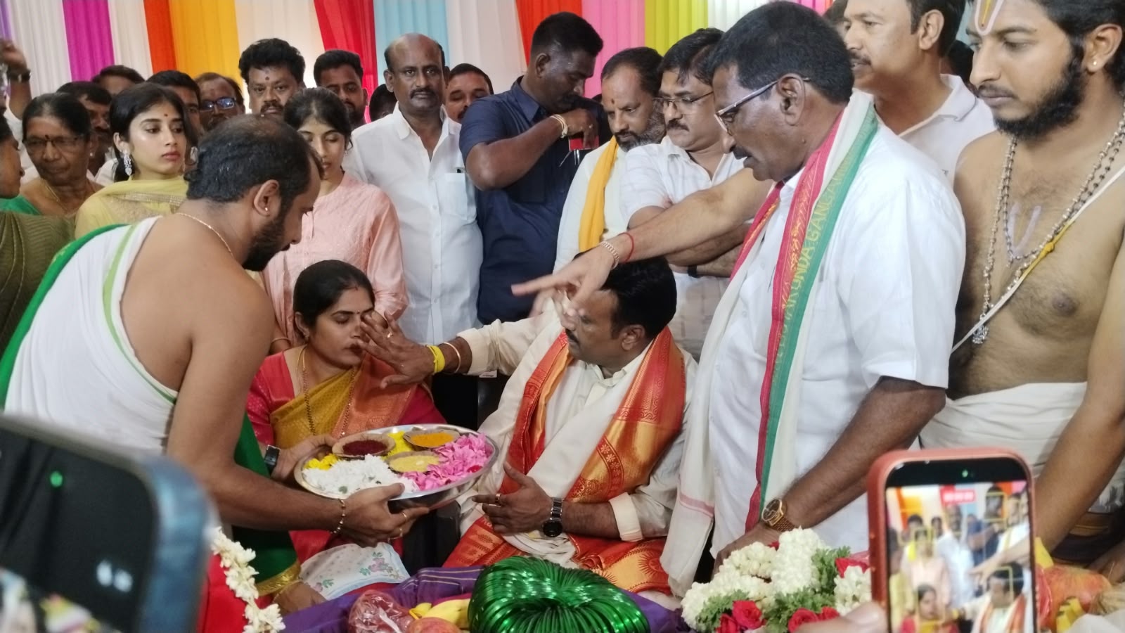 బోయకొండ గంగమ్మ తల్లికి పట్టువస్త్రాలు సమర్పించిన టీడీపీ ఇన్‌ఛార్జ్ వై. మధుసూదన్ నాయుడు