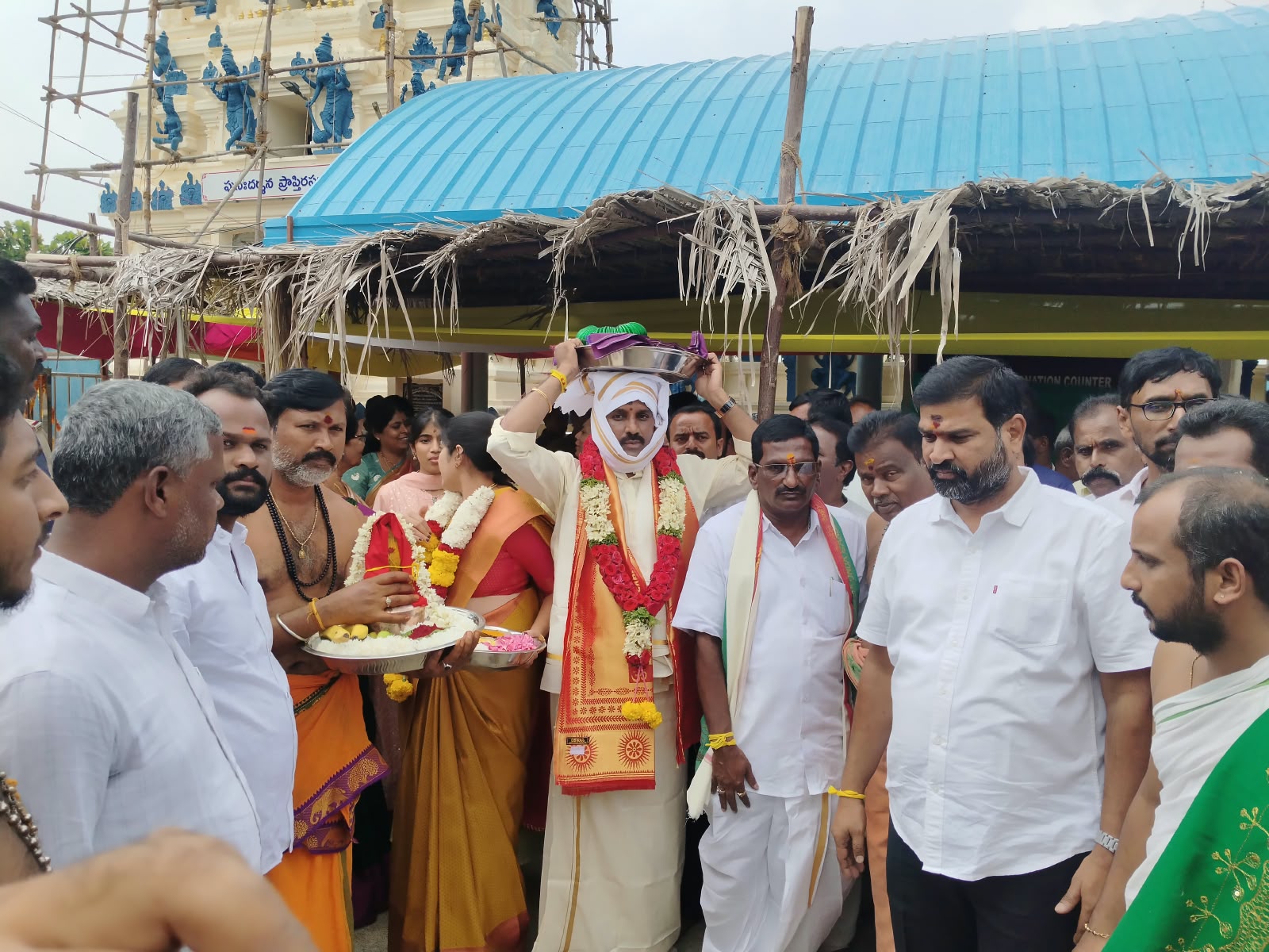 బోయకొండ గంగమ్మ తల్లికి పట్టువస్త్రాలు సమర్పించిన టీడీపీ ఇన్‌ఛార్జ్ వై. మధుసూదన్ నాయుడు