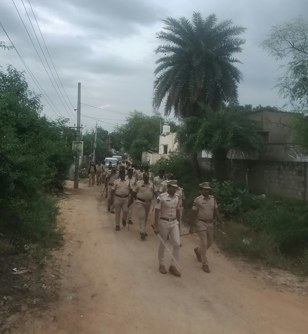 రాబోవు ఎన్నికల నేపథ్యంలో గ్రామాల్లో పోలీసుల ఫ్లాగ్ మార్చ్
