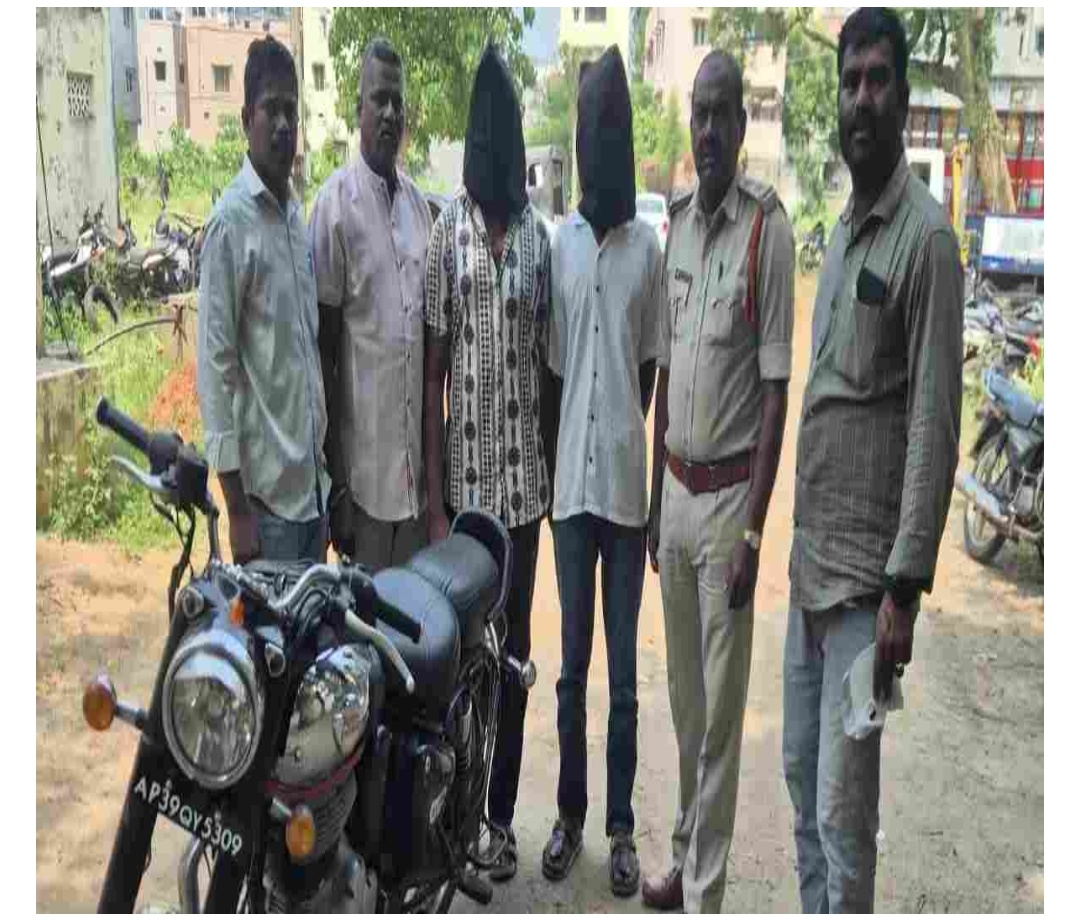 బైక్ చోరీ కేసును ఛేదించిన టౌన్ పోలీసులు