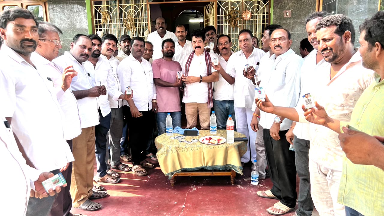 వాడ నరసాపురంలో వైఎస్సార్‌సీపీ కార్యకర్తలకు గుర్తింపు కార్డుల పంపిణీ