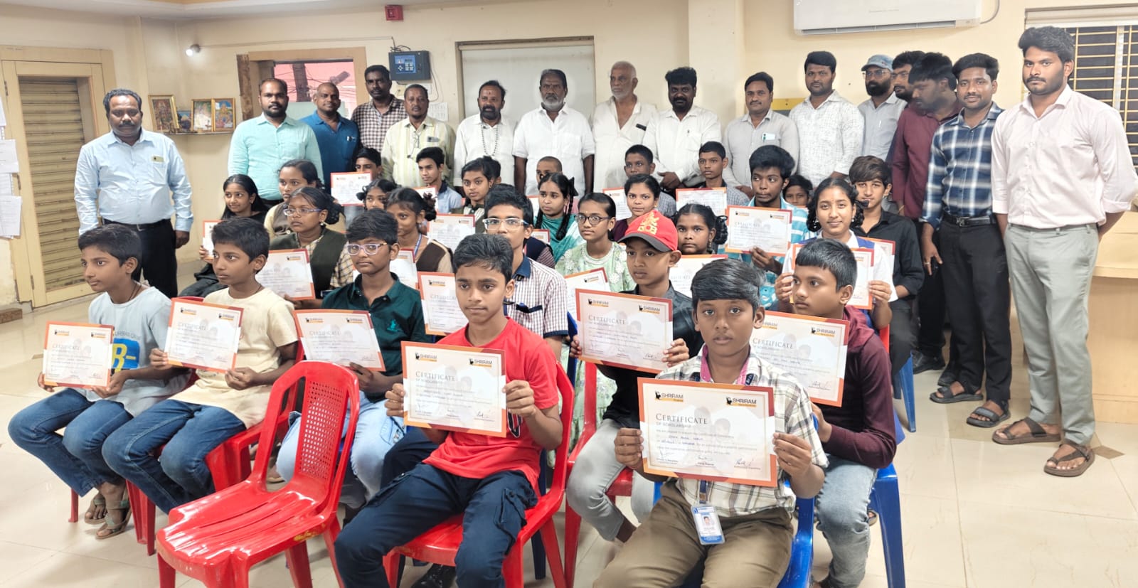 శ్రీరామ్ ఫైనాన్స్ అద్వర్యంలో 100 మంది విద్యార్థులకు స్కాలర్‌షిప్‌లు పంపిణీ