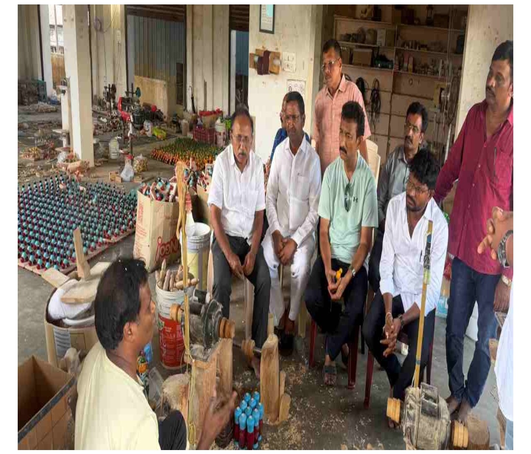 ఏటికొప్పాక లక్క బొమ్మల తయారీ కేంద్రాన్ని సందర్శించిన ఎన్జీవో సంఘాల నేతలు ..