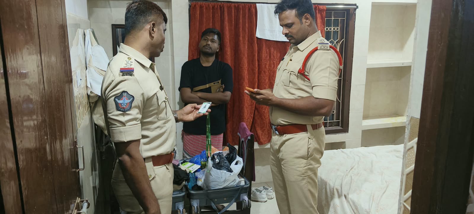 ఎన్నికల నేపథ్యంలో యలమంచిలిలో వాహనాలు, లాడ్జీల తనిఖీలు