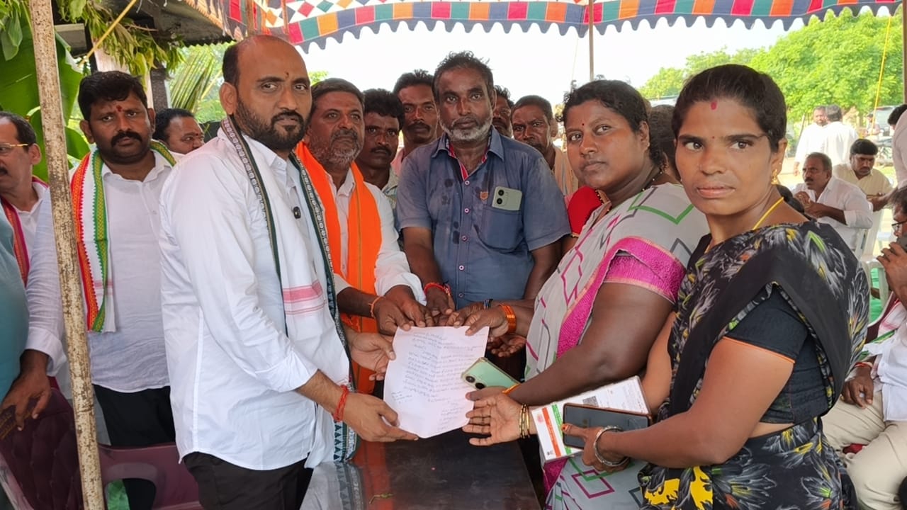ఎస్టీ కాలనీవాసులకు ఇంటి స్థలాలు మంజూరు చేయాలని ఎమ్మెల్యేకు వినతి