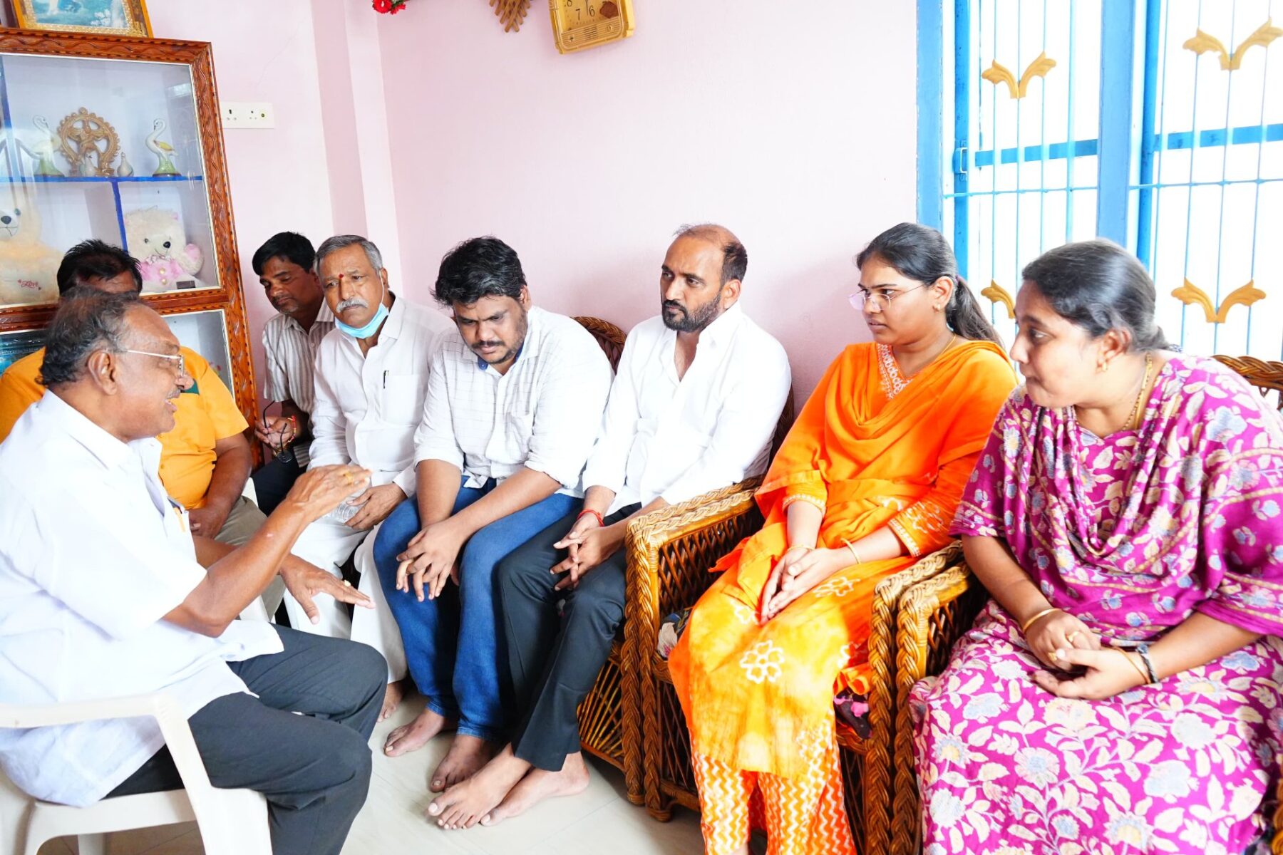 గొంగటి రఘునాథ్ రెడ్డి కుటుంబాన్ని పరామర్శించిన ఎమ్మెల్యే కాకర్ల సురేష్