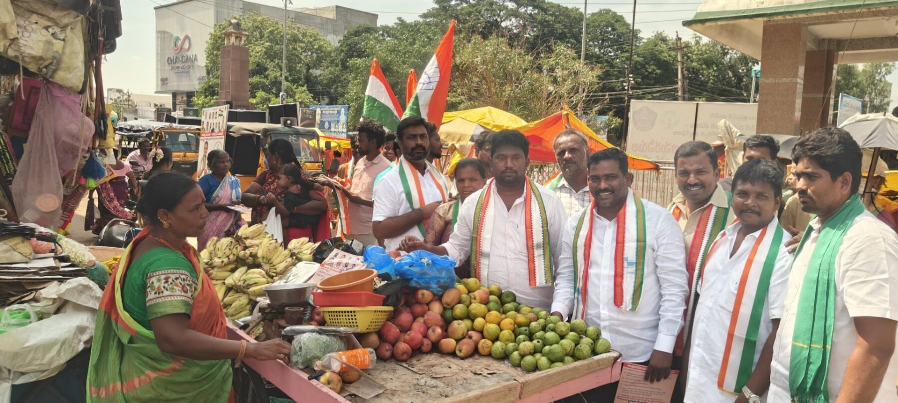 సూళ్లూరుపేటలో కాంగ్రెస్ దూకుడు – చైర్ పర్సన్ అభ్యర్థి వేలూరు మునెమ్మ గెలుపునకు బజార్ వీధుల్లో విస్తృత ప్రచారం