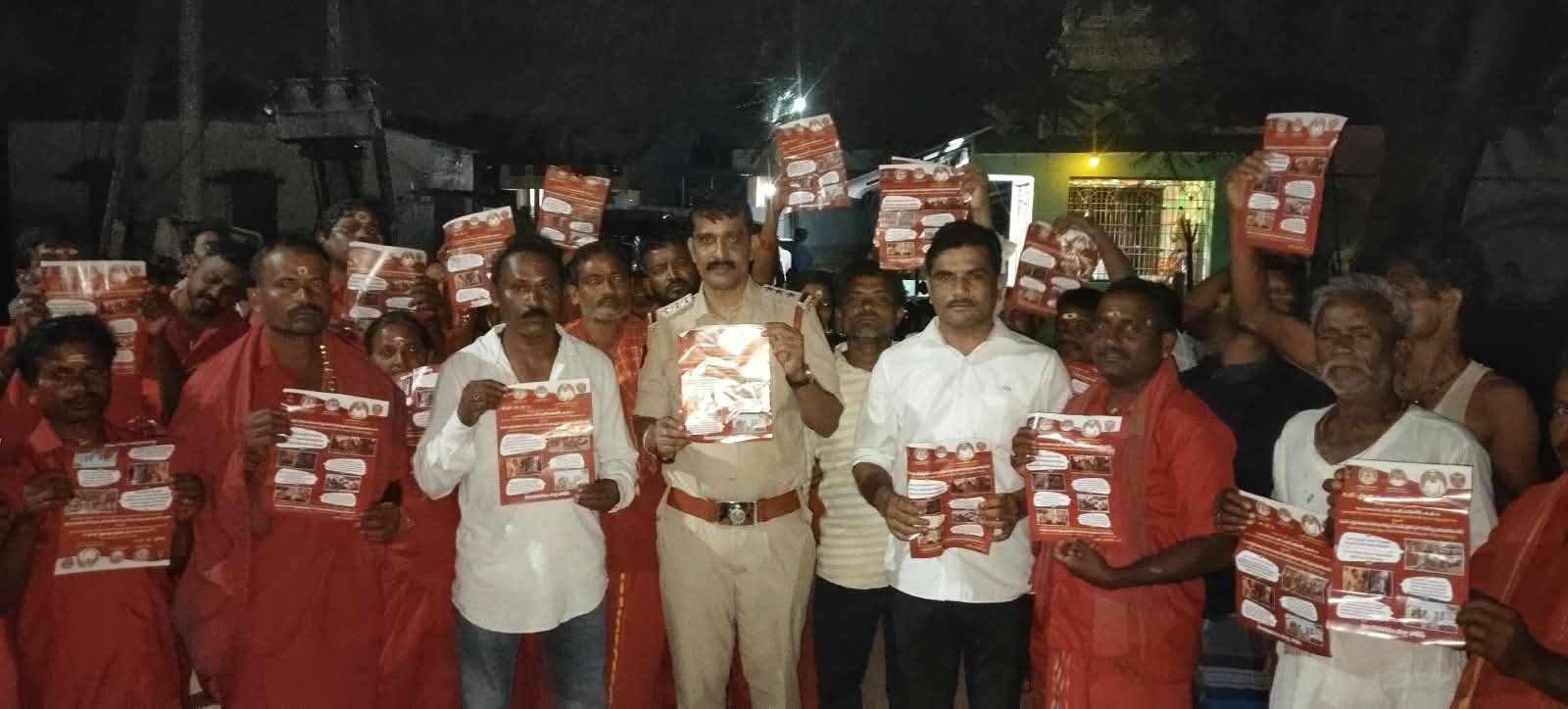 గొల్లలపాలెంలో పోలీసుల పల్లె నిద్ర కార్యక్రమం