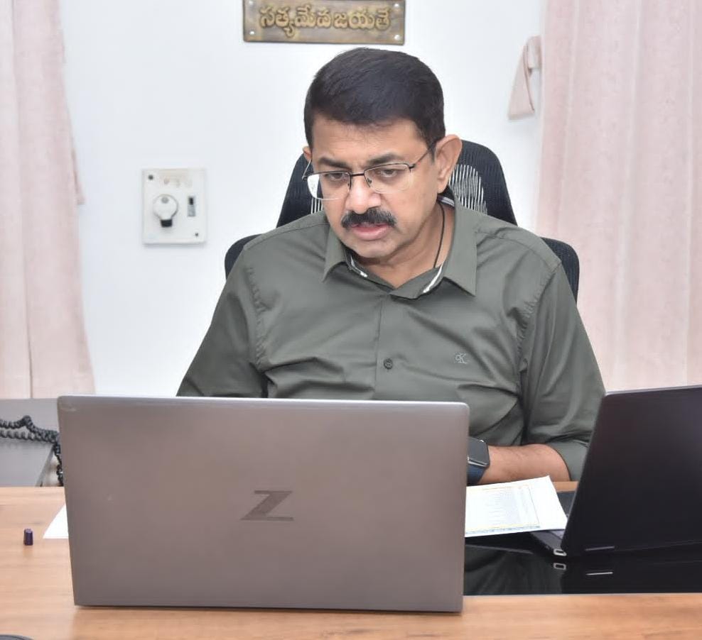 విజయనగరం జిల్లాలో ఉన్న అన్ని పాఠశాలలకు కళాశాలలకు అంగన్వాడీలకు గురువారం కూడా జిల్లా కలెక్టర్ సెలవు ప్రకటించారు