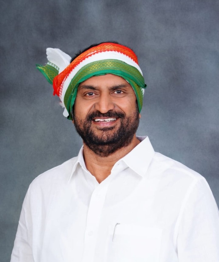 రాహుల్, ప్రియాంక గాంధీ అరెస్టులకు నిరసనగా నిర్మల్‌లో నిరాహార దీక్ష