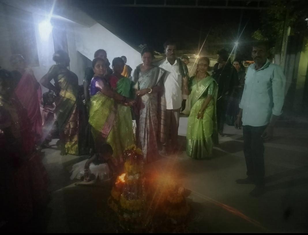 రాజురలో ఘనంగా ఆదివాసీ న్యాకపోడ్ సంఘం ఆధ్వర్యంలో బతుకమ్మ సంబరాలు