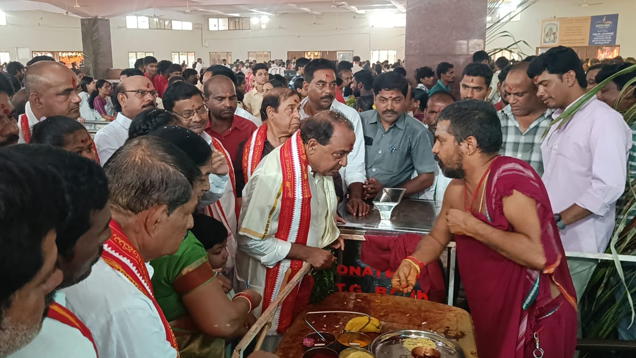 మూల నక్షత్రం సందర్భంగా బాసర సరస్వతి అమ్మవారిని దర్శించుకున్న అల్లోల దంపతులు