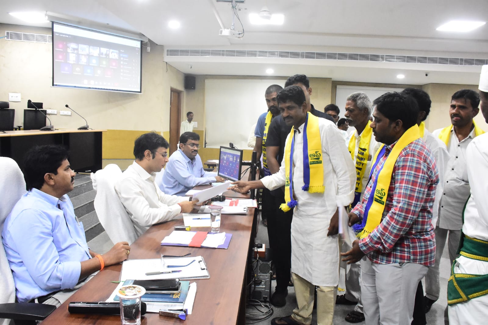 నిర్మల్‌లో వాకింగ్ ట్రాక్‌లు, ఫుట్‌పాత్‌ల పరిశీలనకు కలెక్టర్ హామీ