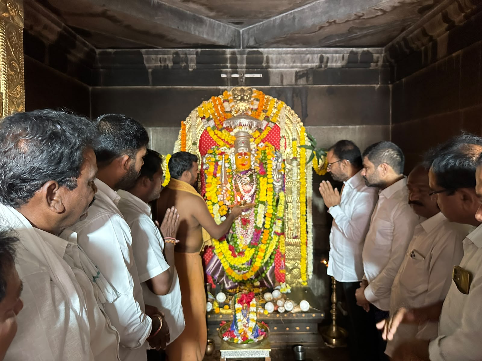 మహాలక్ష్మి ఆలయంలో దుర్గామాతకు ప్రత్యేక పూజలు
