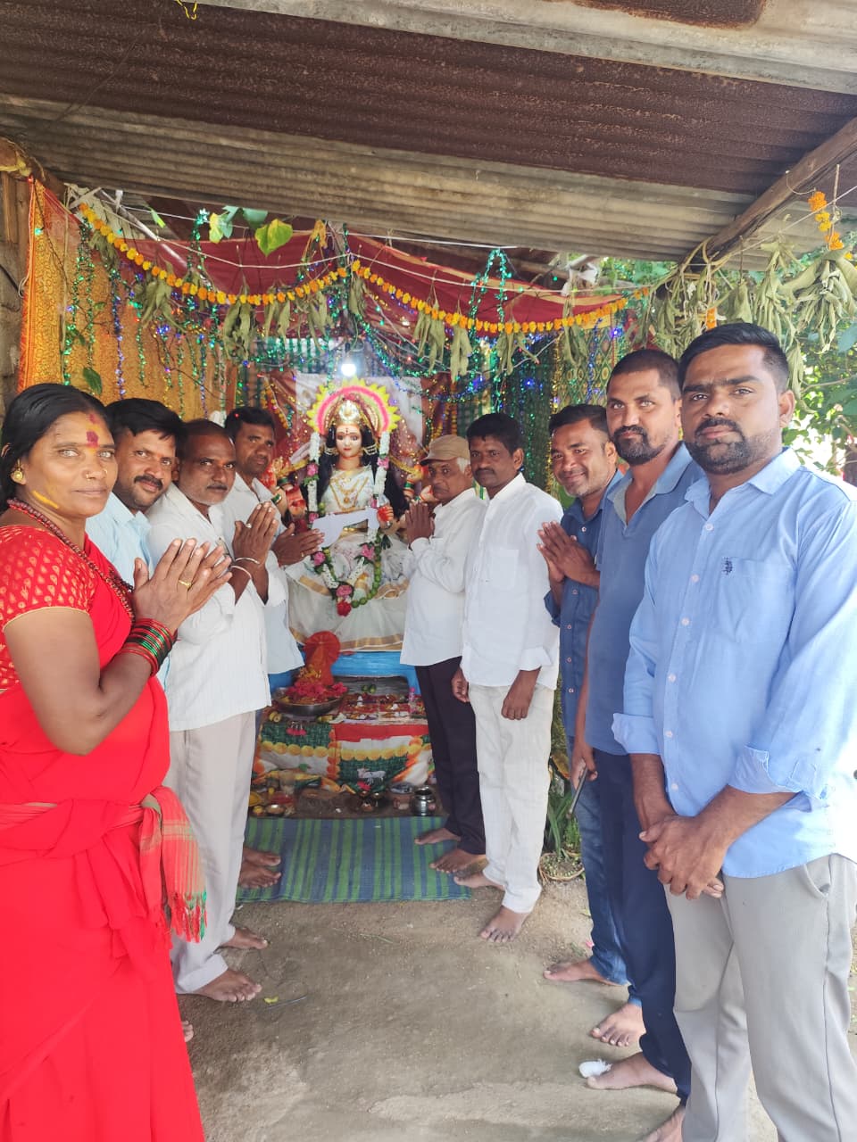 మహాలక్ష్మి వాడలో అన్నదాతగా సయ్యద్ హైదర్.. భక్తులకు స్వయంగా వడ్డించిన ఆప్ రాష్ట్ర జాయింట్ సెక్రటరీ!
