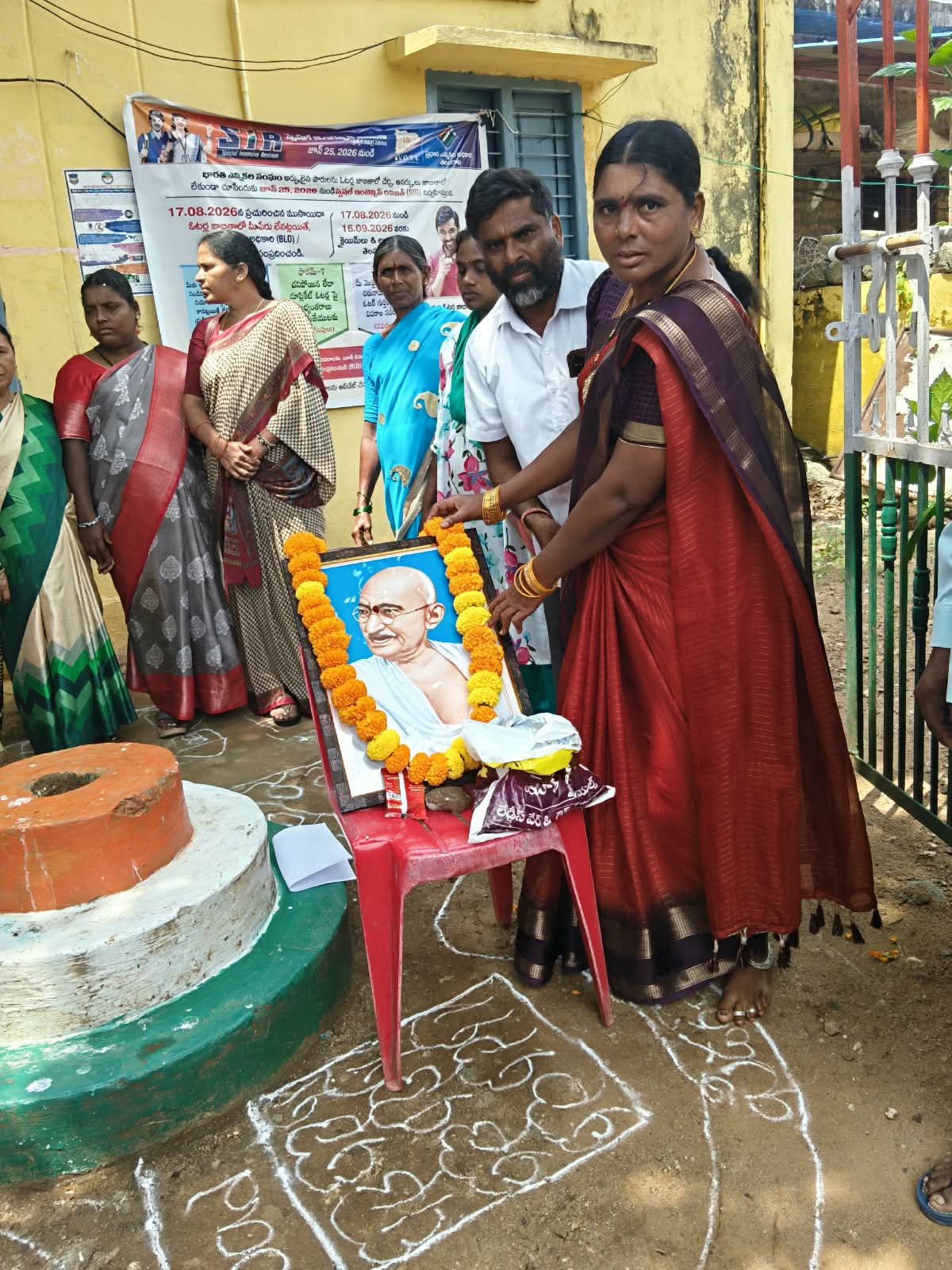 మహాత్మా గాంధీ కి ఘన నివాళులు