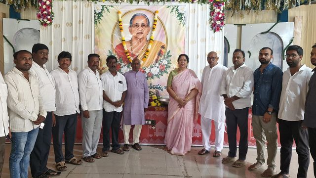 వంటి కొమ్ము సుశీలమ్మ చిత్రపటాన్ని నివాళులు అర్పించిన మాజీ మంత్రి సత్యవతి రాథోడ్