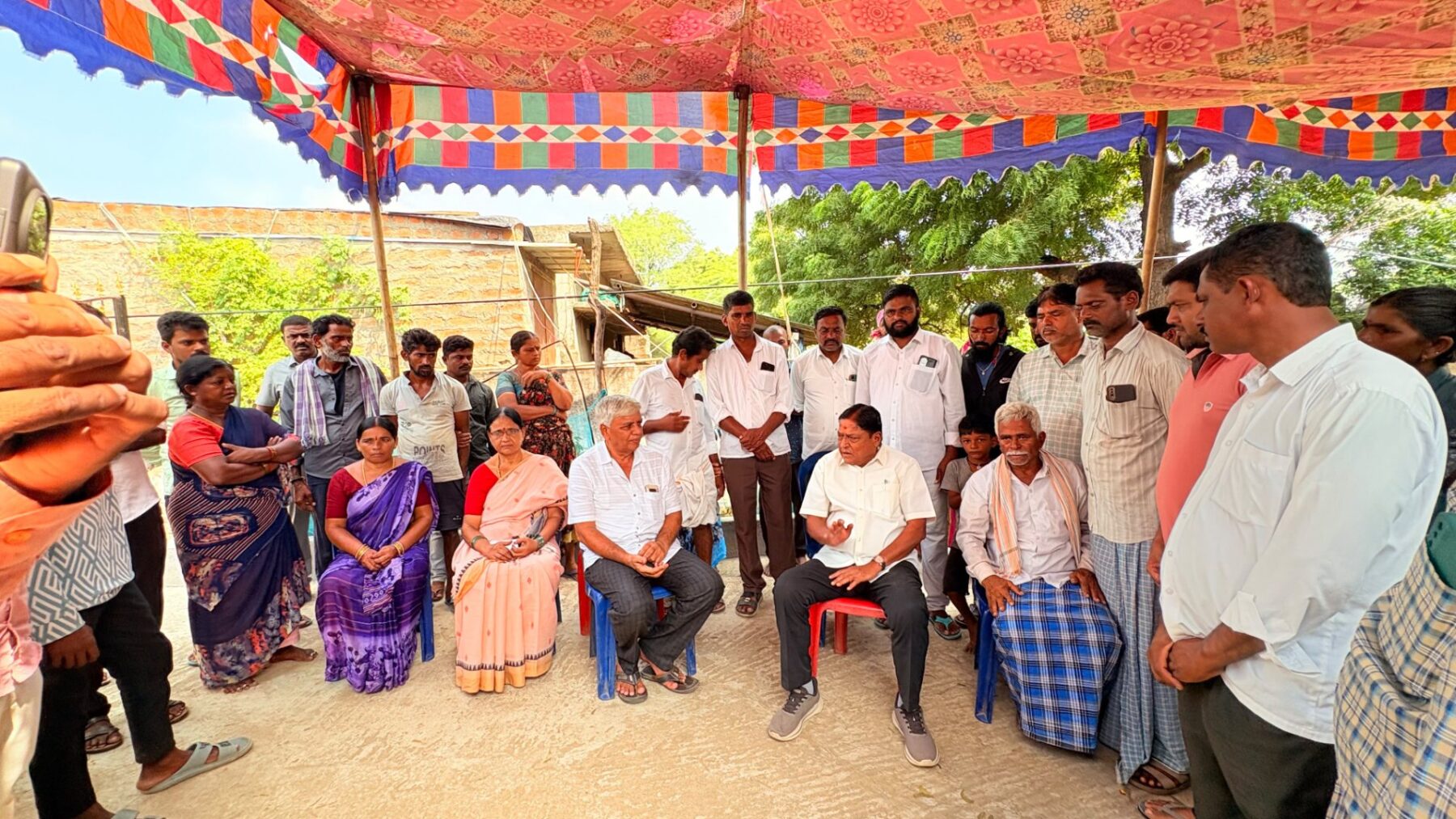 కుటుంబ సభ్యులకు ఓదార్పు