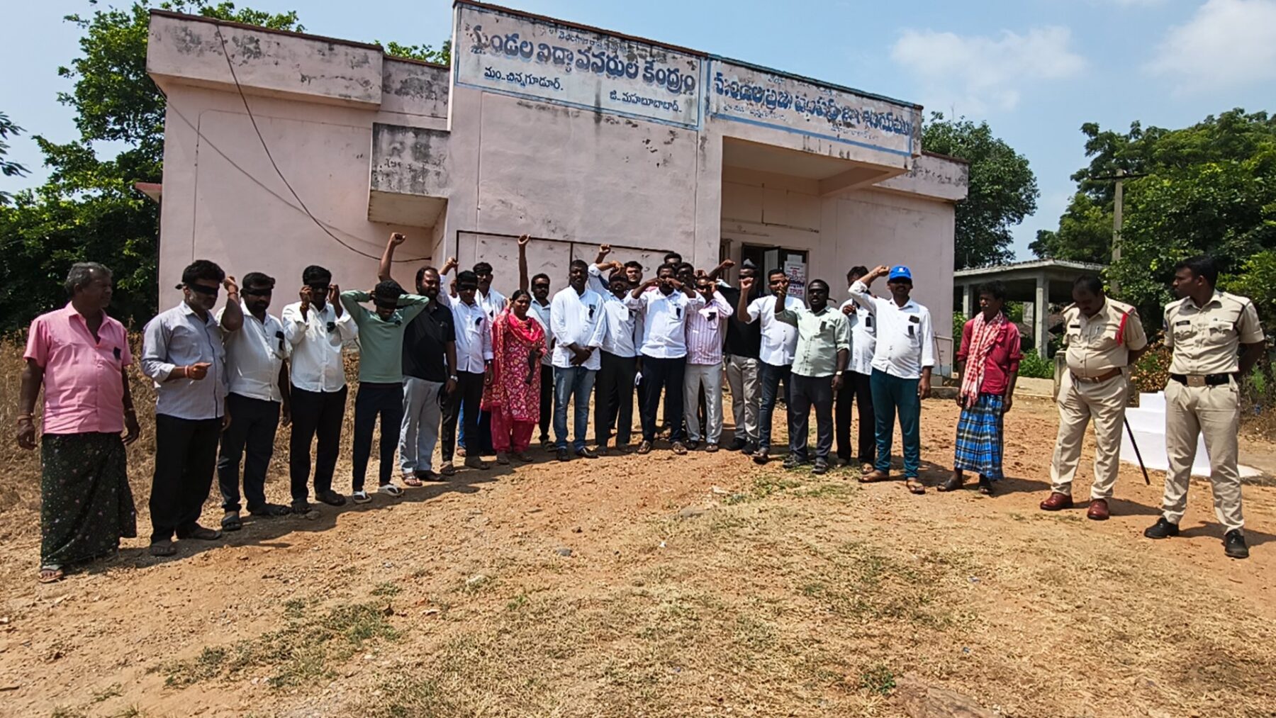 అధిక బిల్లులపై వార్డు మెంబర్ల నిరసన