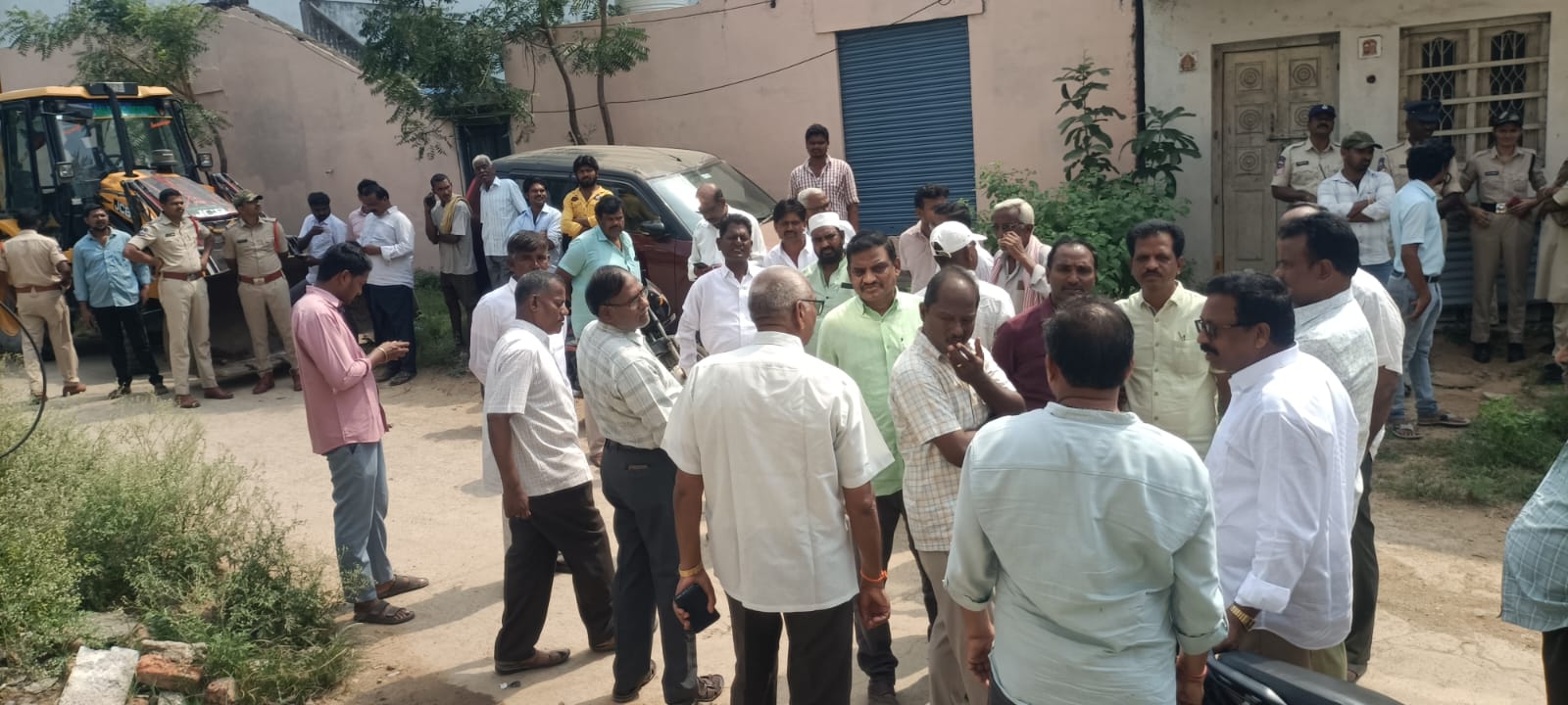 మరిపెడ మున్సిపాలిటీ కేంద్రంలో టిఆర్ఎస్ నాయకులే టార్గెట్ నోటీసులు ఇవ్వకుండానే దౌర్జన్యం