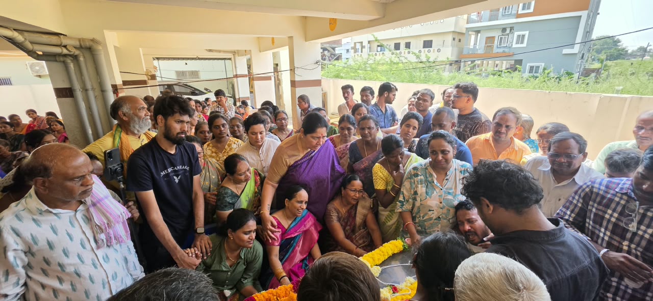 అమెరికా రోడ్డు ప్రమాదంలో మృతి చెందిన దారం సుప్రియకు మాజీ మంత్రి సత్యవతి రాథోడ్ ఘన నివాళులు