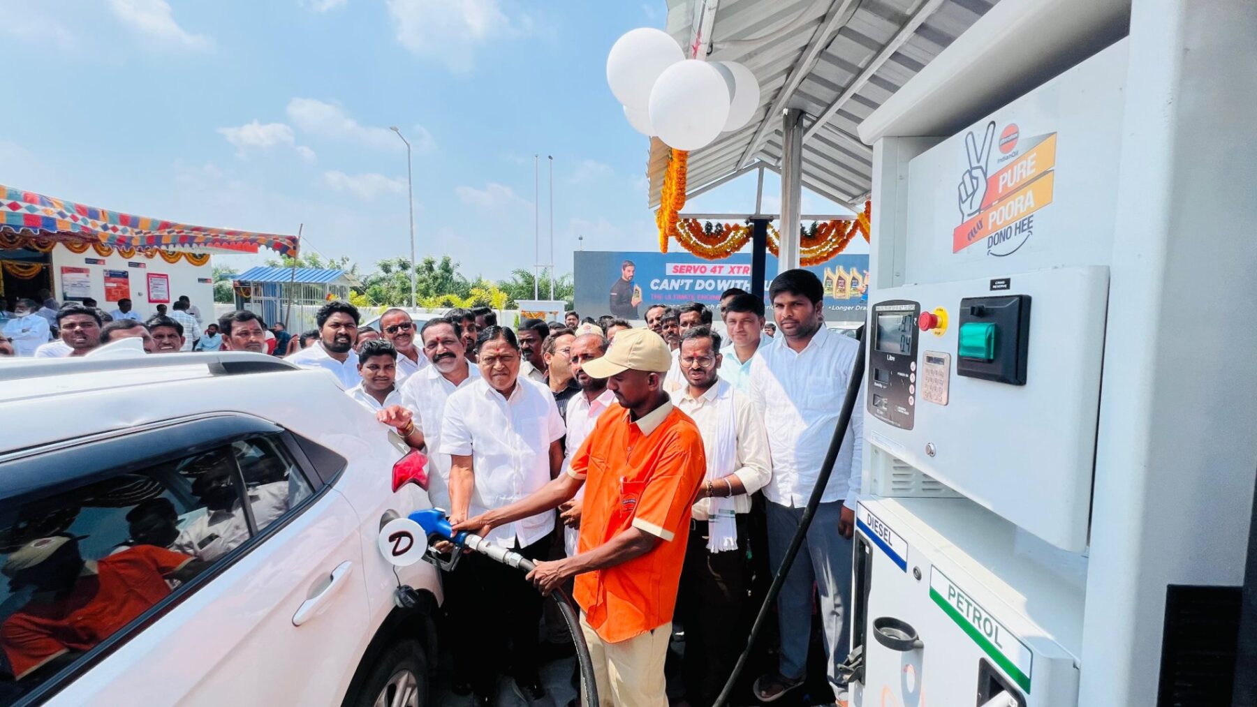 నూతన పెట్రోల్ బంక్ ప్రారంభోత్సవానికి హాజరైన మాజీ ఎమ్మెల్యే రెడ్యా నాయక్