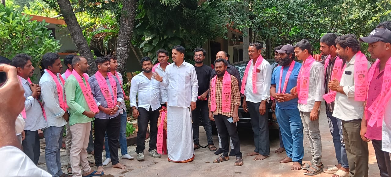కాంగ్రెస్‌ను వీడి బీఆర్‌ఎస్‌లో చేరిన 35 కుటుంబాలు