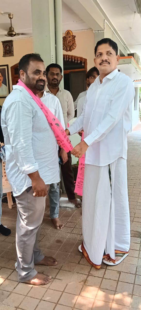 కాంగ్రెస్‌ను వీడి బీఆర్‌ఎస్‌లో చేరిన 35 కుటుంబాలు