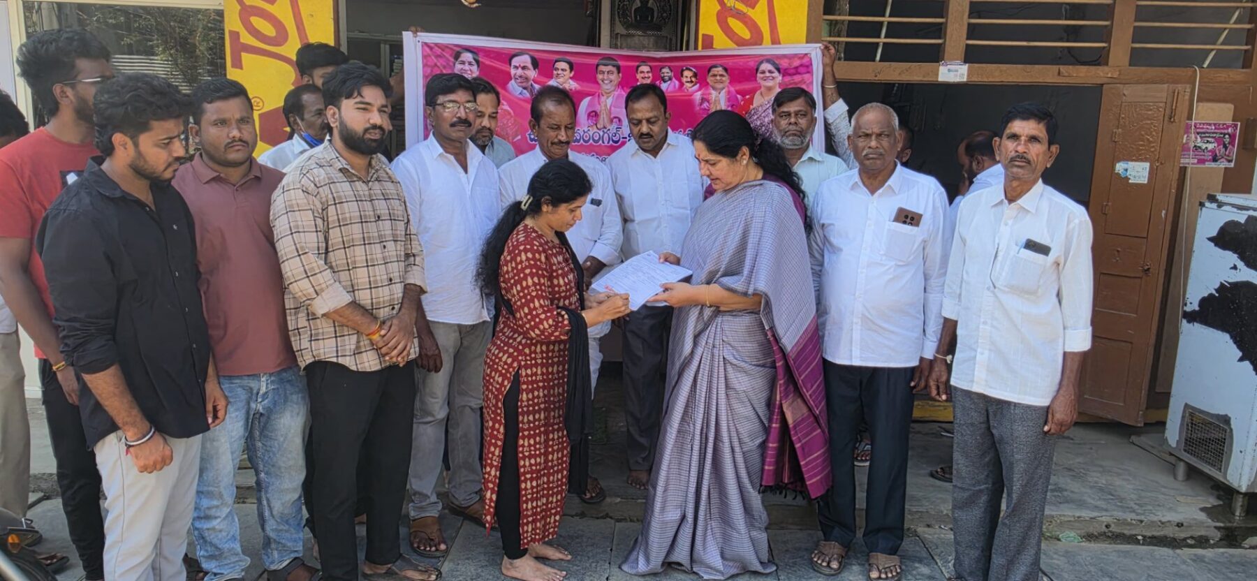 డోర్నకల్లో గ్రాడ్యుయేట్ ఎమ్మెల్సీ ఓటర్ నమోదు కార్యక్రమంలో పాల్గొన్న మాజీ మంత్రి సత్యవతి రాథోడ్